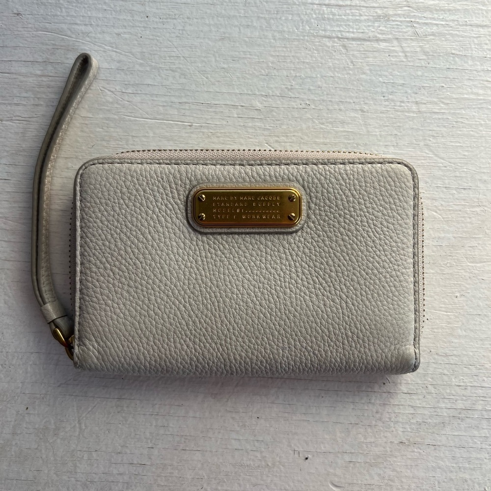 Marc Jacobs Classic Q Wingman wristlet wallet